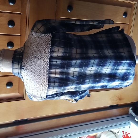 Ladies flannel top - Picture 2 of 8